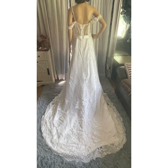 Elegant Lace Wedding Gown with Beaded Bodice and Dramatic Train - Picture 4 of 13